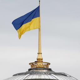 Die ukrainische Flagge weht über dem Parlamentsgebäude in Kiew.